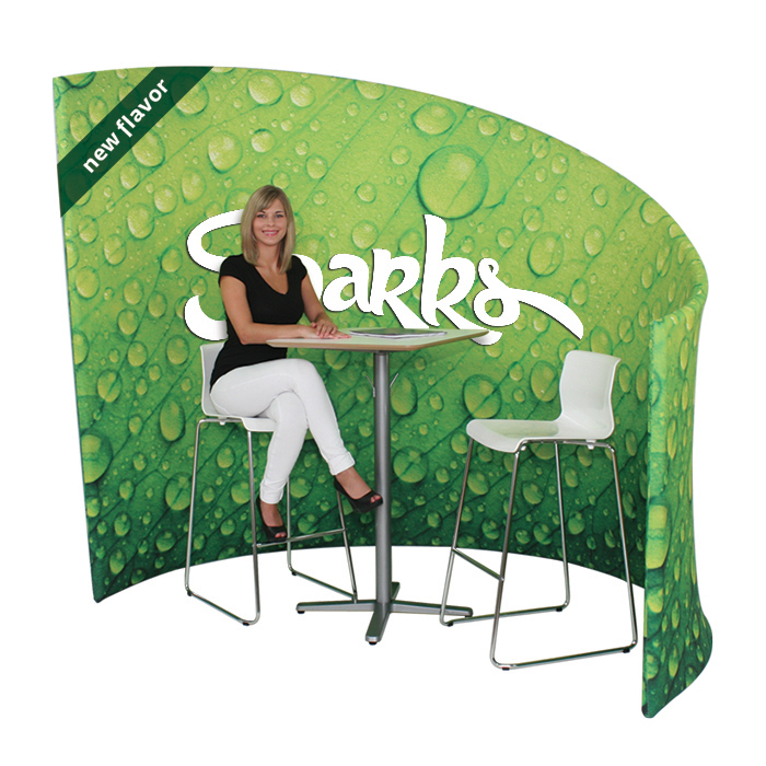 Stand courbe enveloppant réalisé avec Formalu Stand courbe enveloppant réalisé avec Formalu